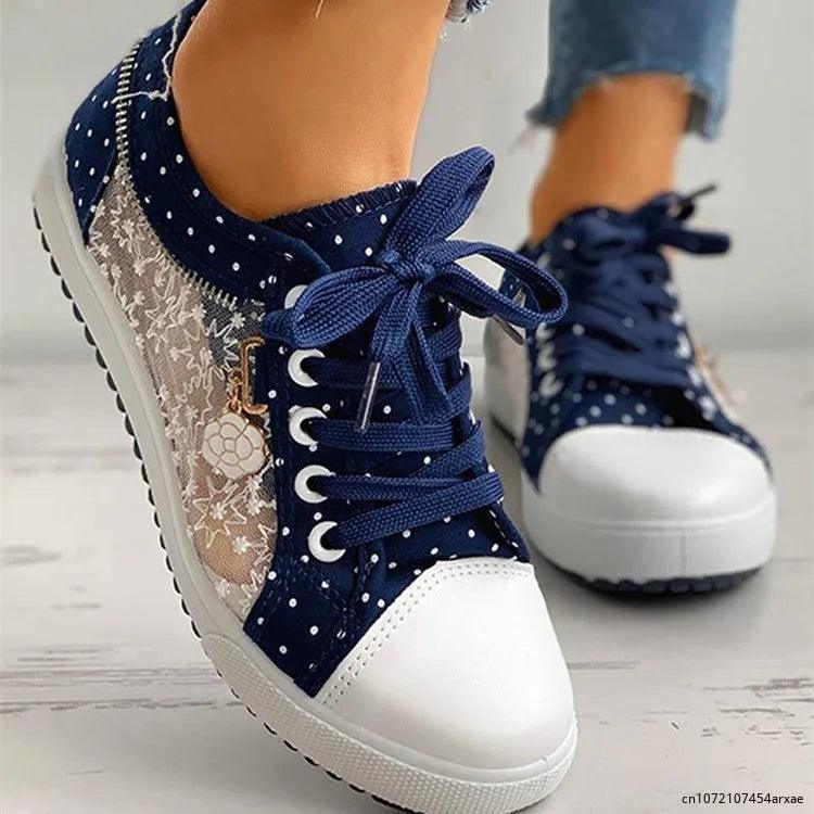 Tênis Jeans LaceBloom™ com Renda e Padrão Poá / Delicadeza, Conforto e Estilo em Cada Passo!