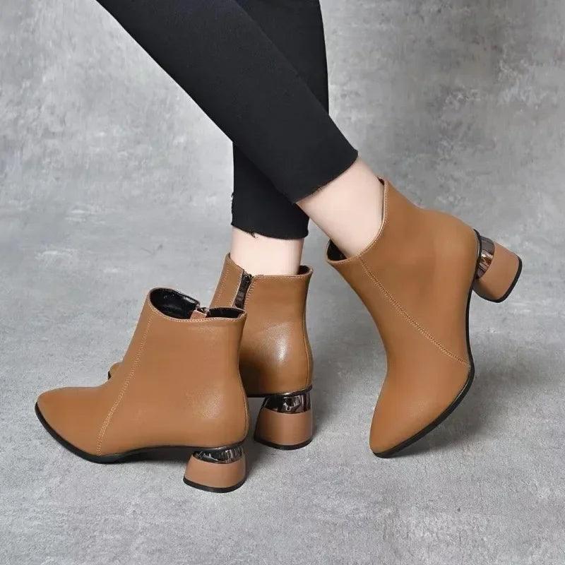 Botas Caroline™ em Couro Sustentável - A Mistura Perfeita Entre o Estilo Country e Urbano!