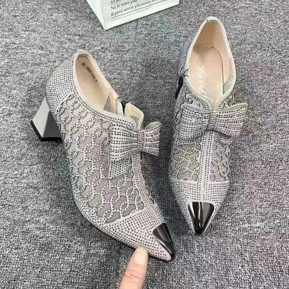 Sapatos Leonora™ com Acabamento Luxuoso em Strass e Bico Metalizado / Brilho Sofisticado a Cada Pisada!