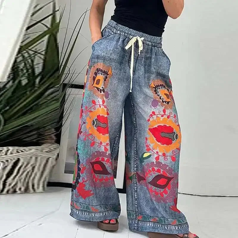 Calça Jeans Estampada Veraneio™ com Cós Elástico Confortável e Modelagem Ampla / Arte, Movimento e Expressão em Cada Passo!