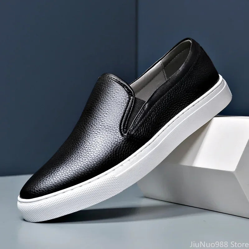Tênis Masculino StreetComfort™ em Couro com Acabamento Minimalista / Visual Inteligente e Zero Desconforto na Rotina!