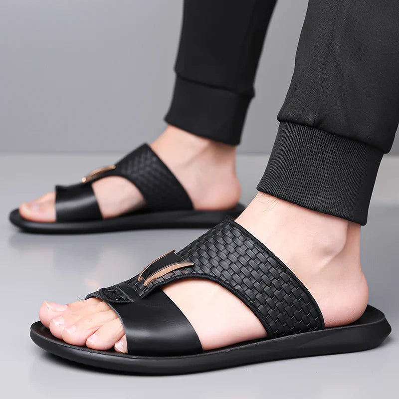 Sandália Arkon™ em Couro Tramado com Detalhe Metálico e Conforto Anatômico Premium