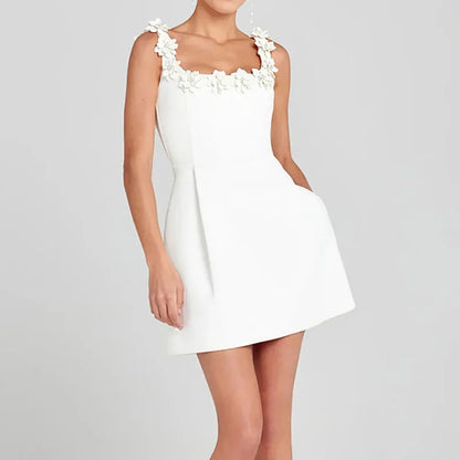 Vestido Bellaflora™ com Aplicações Florais no Decote e Modelagem Elegante
