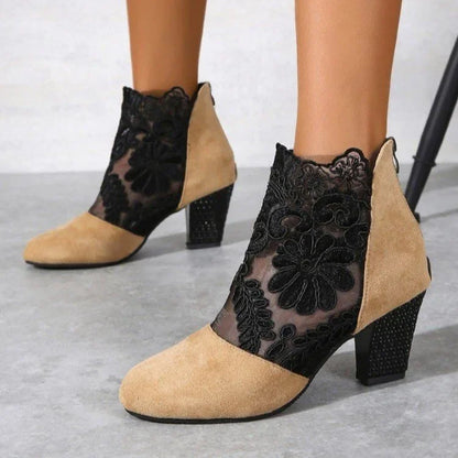 Bota Cano Curto Mirabelle™ em Renda e Salto Bloco / Feminilidade e Estilo sem Comprometer o Conforto!