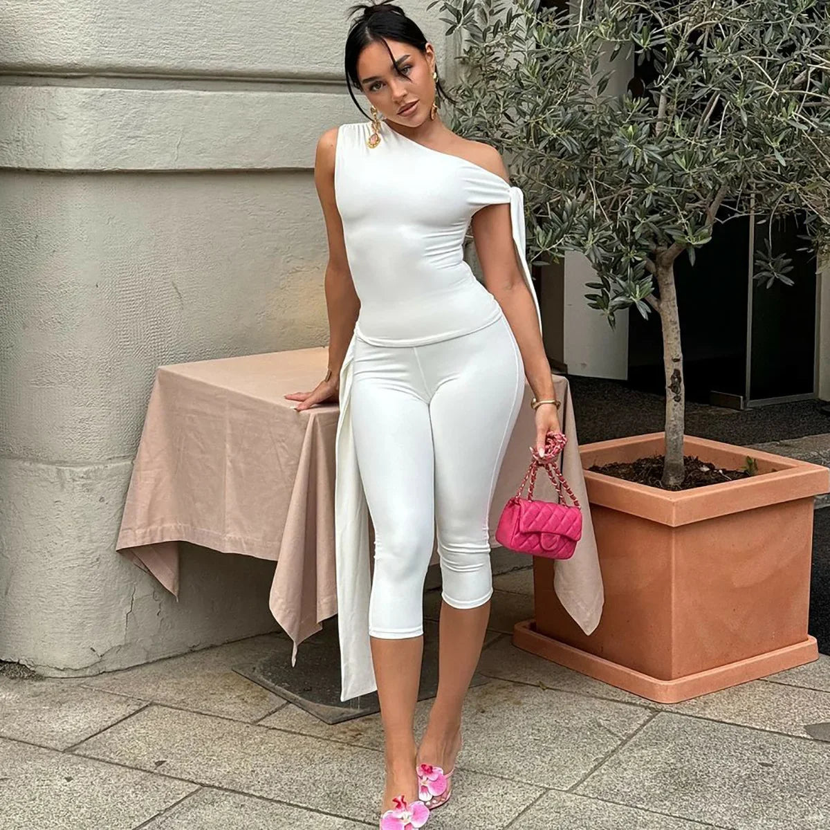 Conjunto Odessa™ Blusa com Um Ombro Só e Calça Capri Elegante
