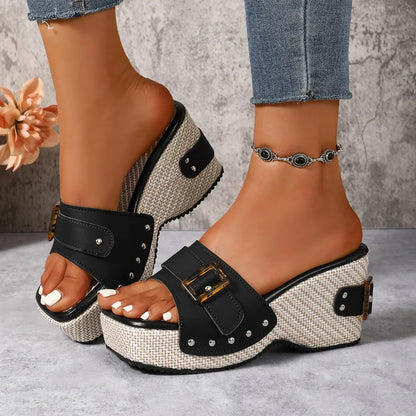 Tamanco Scandal™  com Salto Bloco, Fivela Decorativa e Palmilha Antiderrapante / O Charme Mediterrâneo que Eleva Qualquer Produção!