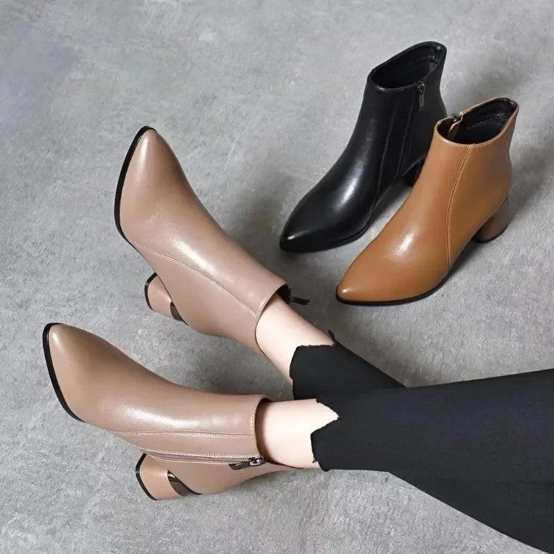 Botas Caroline™ em Couro Sustentável - A Mistura Perfeita Entre o Estilo Country e Urbano!
