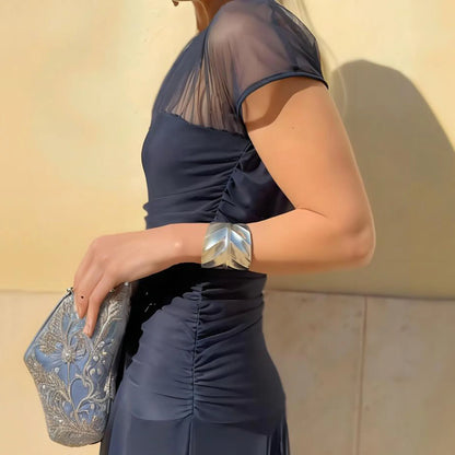 Vestido Longo Atenas™ com Mangas Curtas Translúcidas e Saia em Camadas