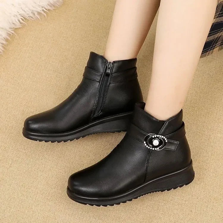 Bota Dandara™ em Couro com Interior Peluciado e Acabamento Elegante / Estilo Clássico com Toque Quente e Confortável!
