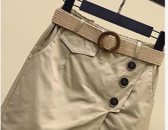 Shorts Saia Fiorella™ em Sarja com Cinto / A peça de roupa com caimento soltinho e a beleza atemporal que você tanto ama!