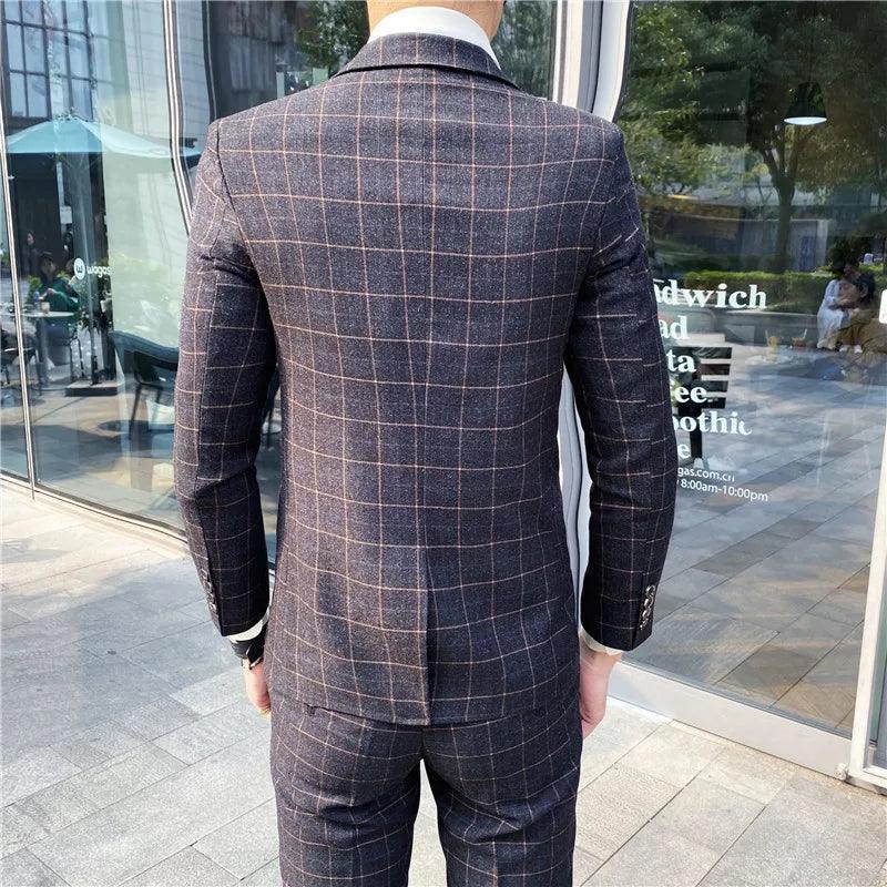 ElegantGrid™ Terno de Três Peças - A Precisão do Estilo em Xadrez.