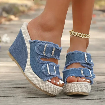 Tamanco Zafira™ com Fivelas Duplas e Design em Jeans