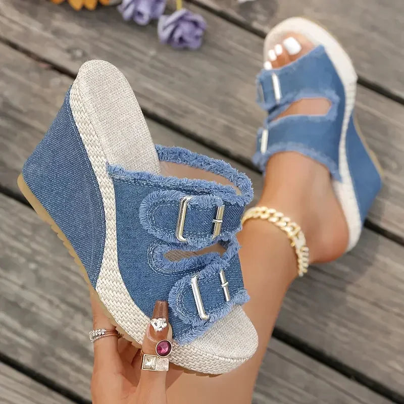 Tamanco Zafira™ com Fivelas Duplas e Design em Jeans