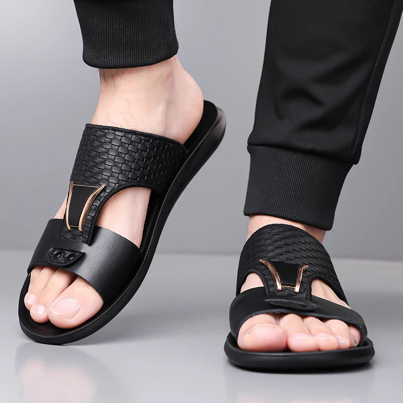 Sandália Arkon™ em Couro Tramado com Detalhe Metálico e Conforto Anatômico Premium