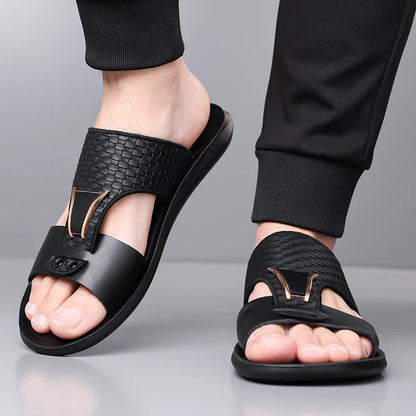Sandália Arkon™ em Couro Tramado com Detalhe Metálico e Conforto Anatômico Premium
