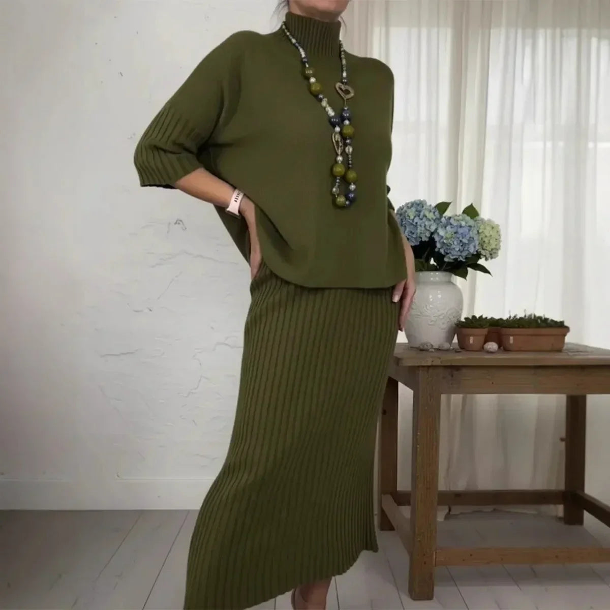 Conjunto Marselha™  com Blusa Gola Alta e Saia Midi Canelada