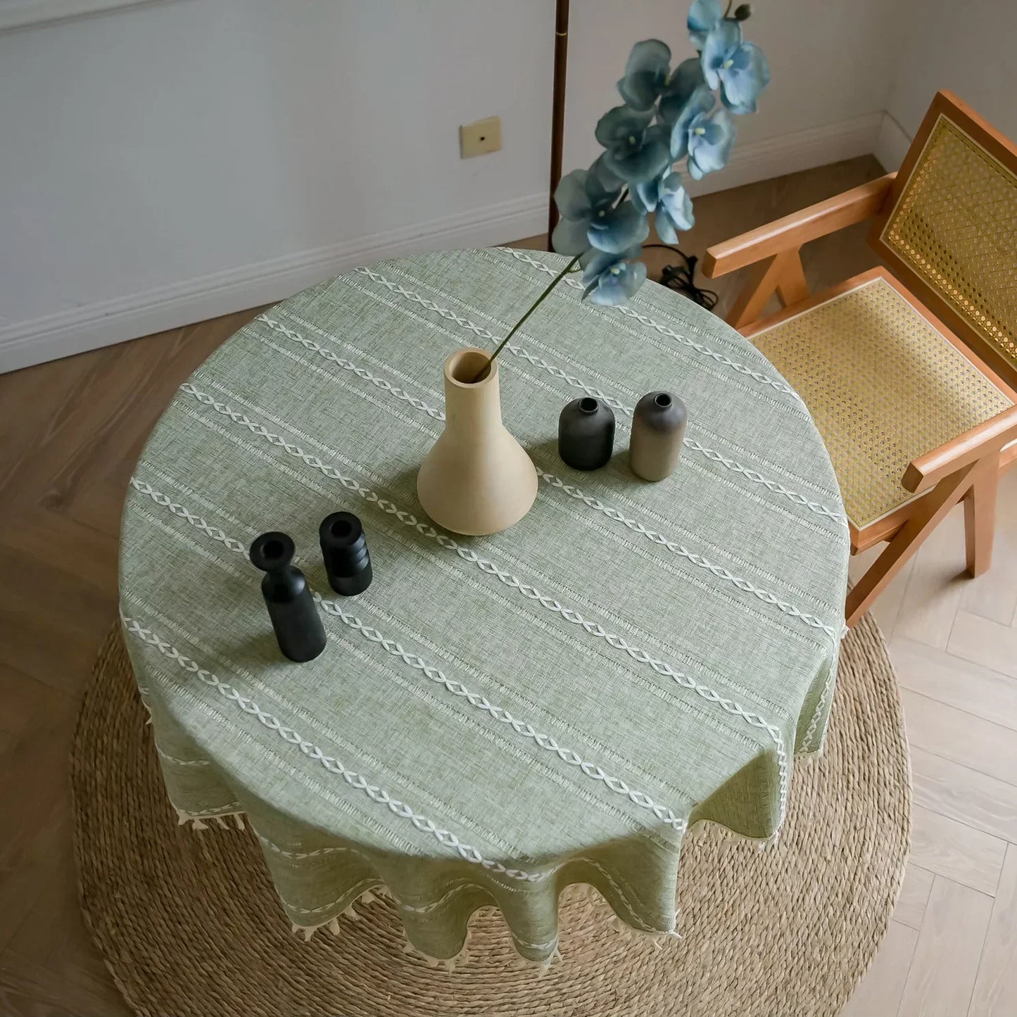 Toalha de Mesa Serra Clara™ em Linho de Algodão com Bordado Geométrico / O Encontro do Rústico com o Refinado