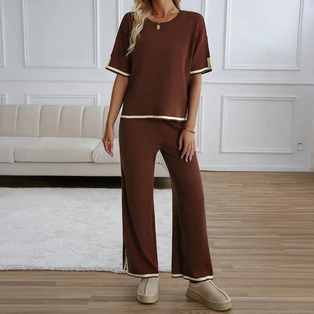 Conjunto Classy™ em Malha Premium com Detalhes Contrastantes / Para Quem Valoriza o Conforto com Toque Refinado!