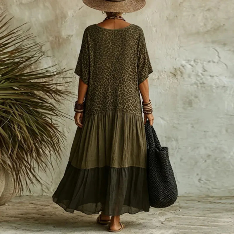 Vestido Valora™ com Decote V, Estampa Animal Print e Saia em Camadas.