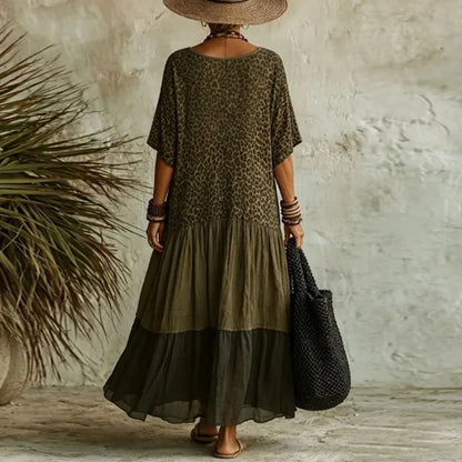 Vestido Valora™ com Decote V, Estampa Animal Print e Saia em Camadas.