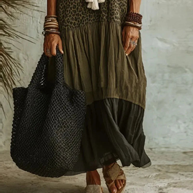 Vestido Valora™ com Decote V, Estampa Animal Print e Saia em Camadas.