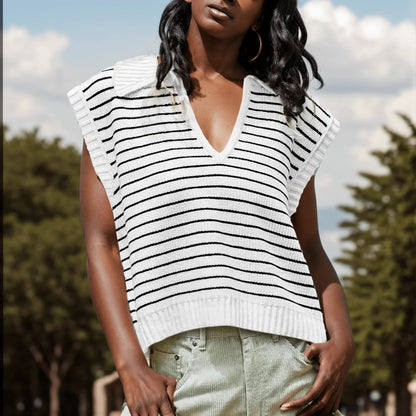 Blusinha Emily™ Estilo Polo com Decote em V / Moda Listrada e Conforto para o seu Dia a Dia!