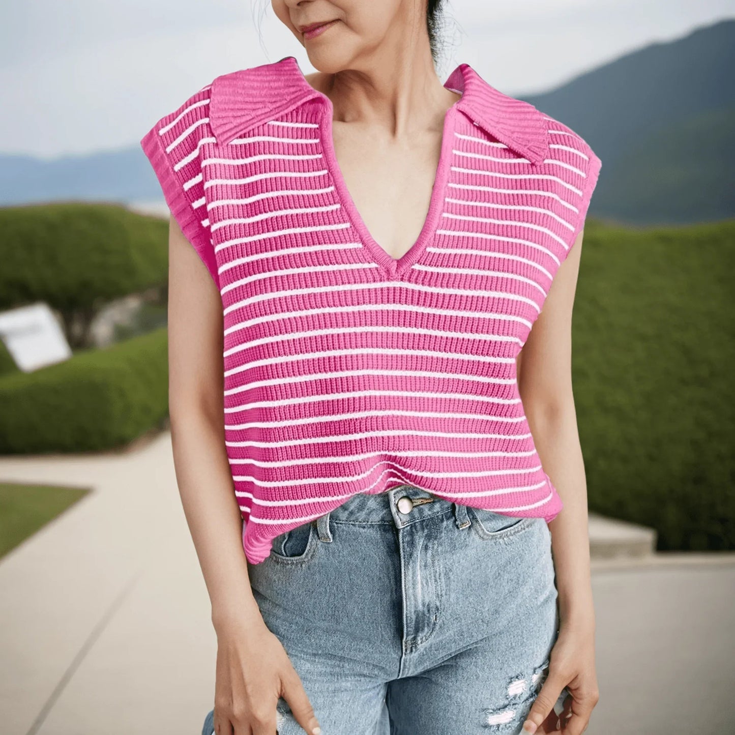 Blusinha Emily™ Estilo Polo com Decote em V / Moda Listrada e Conforto para o seu Dia a Dia!