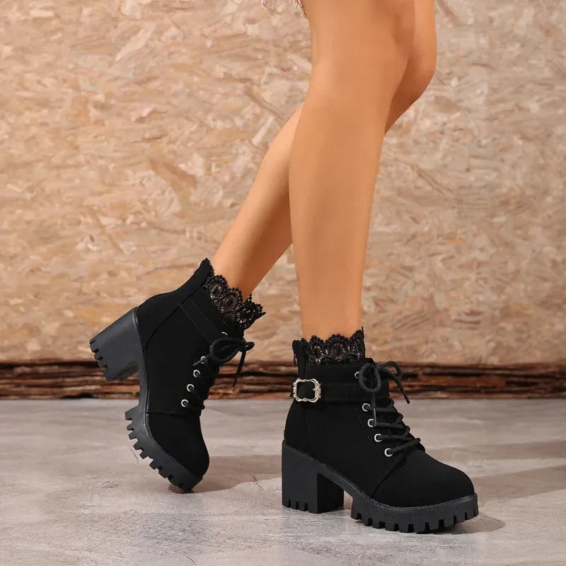 Bota Victoria Urban™ com Renda Elegante e Design Britânico