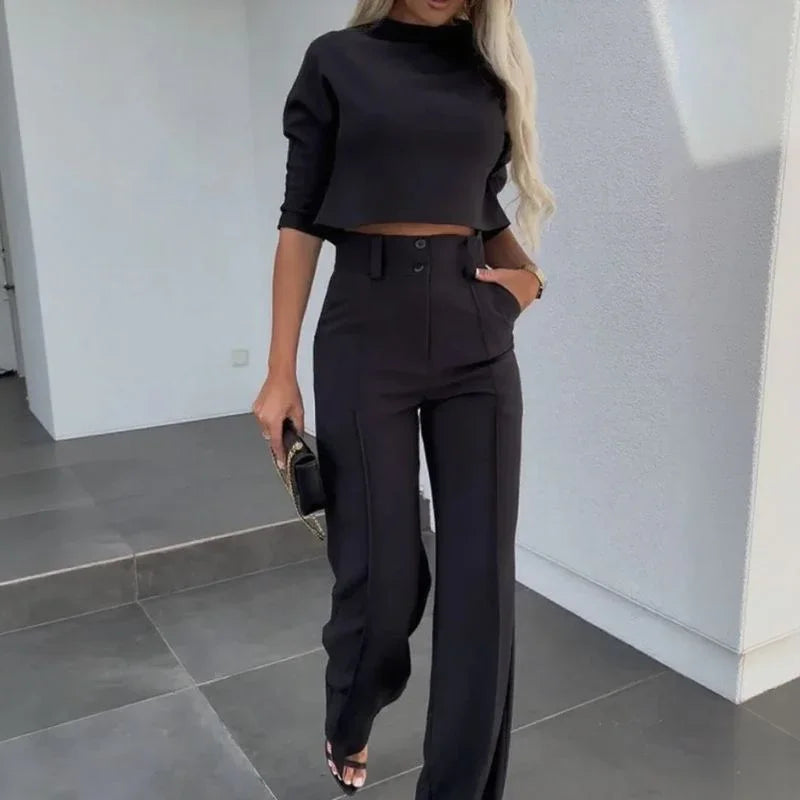 Conjunto Nina™ em Viscose Leve com Cropped Gola Alta e Calça