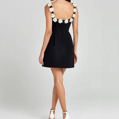 Vestido Bellaflora™ com Aplicações Florais no Decote e Modelagem Elegante