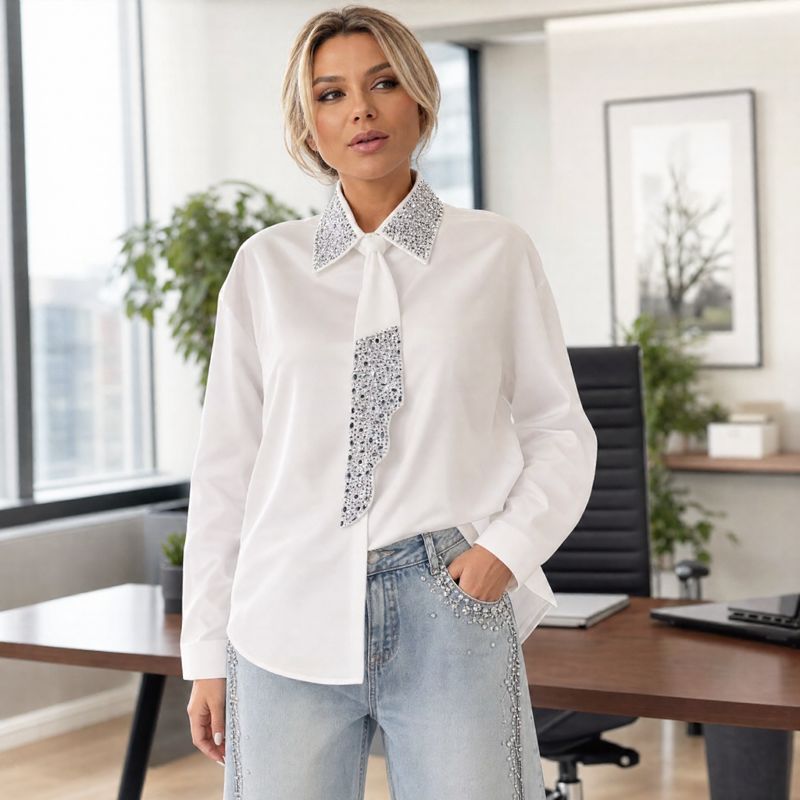Camisa Louise™ Manga Longa com Gola Gravata Detalhada em Pedrarias Brilhantes
