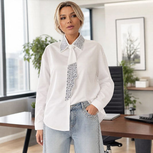 Camisa Louise™ Manga Longa com Gola Gravata Detalhada em Pedrarias Brilhantes