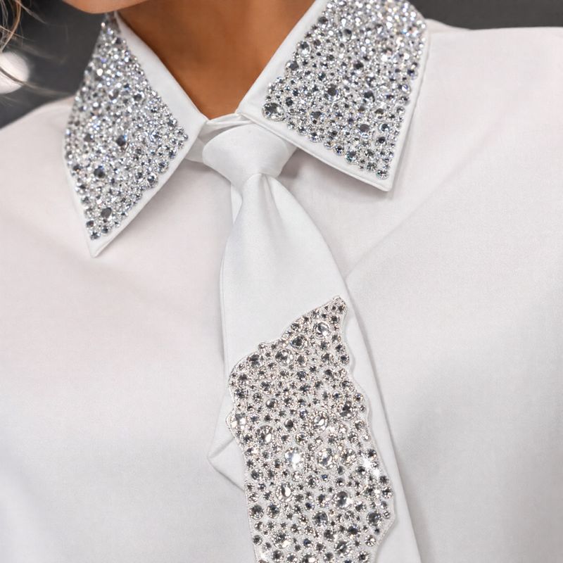 Camisa Louise™ Manga Longa com Gola Gravata Detalhada em Pedrarias Brilhantes