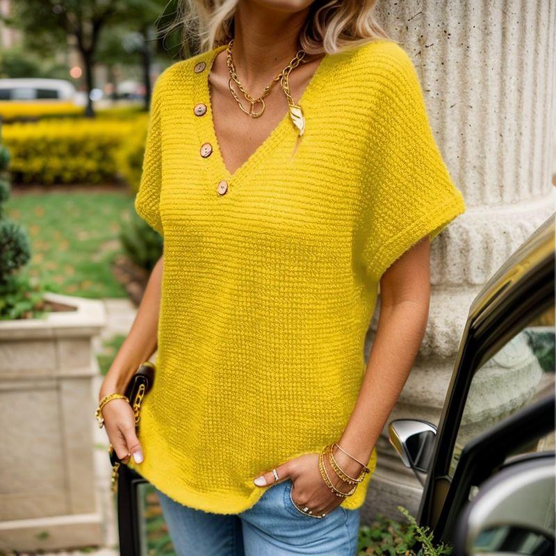 [Compre 1 e Leve 2] Blusinha Artesanal Marcelline™ em Malha Texturizada com Botões Decorativos / Conforto e Elegância para Todos os Momentos!