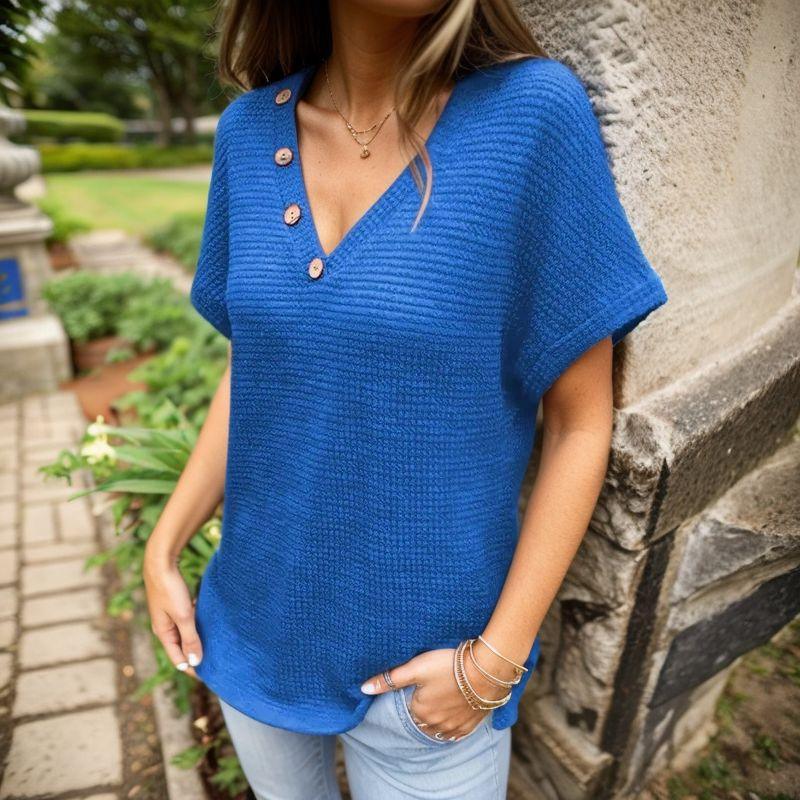 [Compre 1 e Leve 2] Blusinha Artesanal Marcelline™ em Malha Texturizada com Botões Decorativos / Conforto e Elegância para Todos os Momentos!