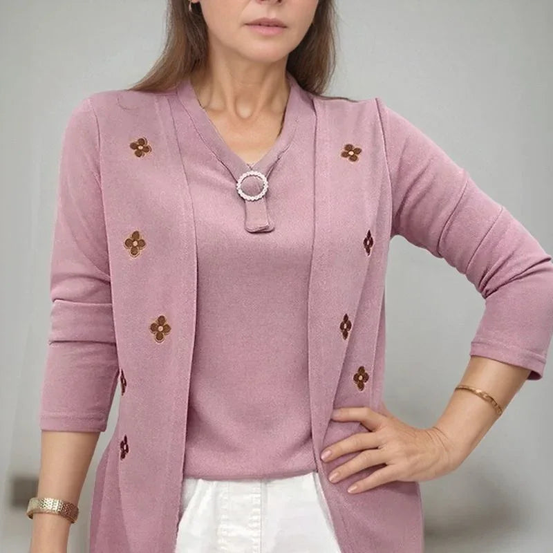 [COMPRE 1 E LEVE 2] Blusinha Cardigan Cécile™ com Efeito Sobreposto e Aplique Floral / Elegância Francesa para Mulheres de Bom Gosto!