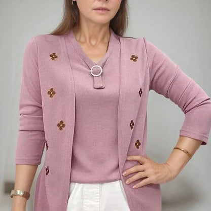 [COMPRE 1 E LEVE 2] Blusinha Cardigan Cécile™ com Efeito Sobreposto e Aplique Floral / Elegância Francesa para Mulheres de Bom Gosto!