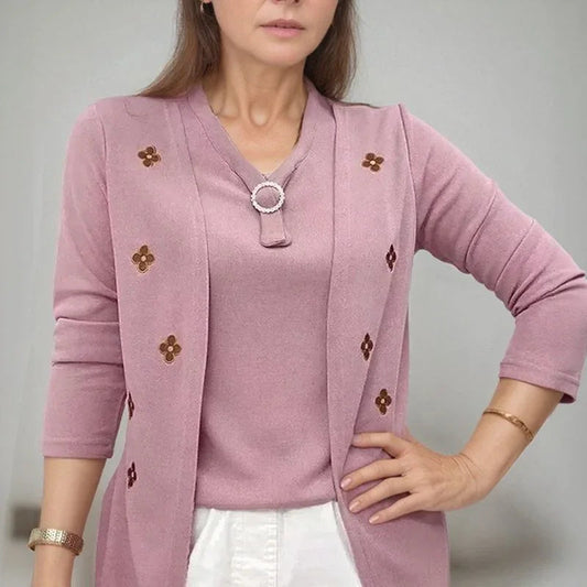 [COMPRE 1 E LEVE 2] Blusinha Cardigan Cécile™ com Efeito Sobreposto e Aplique Floral / Elegância Francesa para Mulheres de Bom Gosto!