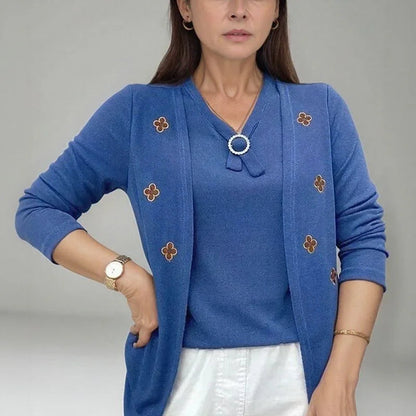 [COMPRE 1 E LEVE 2] Blusinha Cardigan Cécile™ com Efeito Sobreposto e Aplique Floral / Elegância Francesa para Mulheres de Bom Gosto!