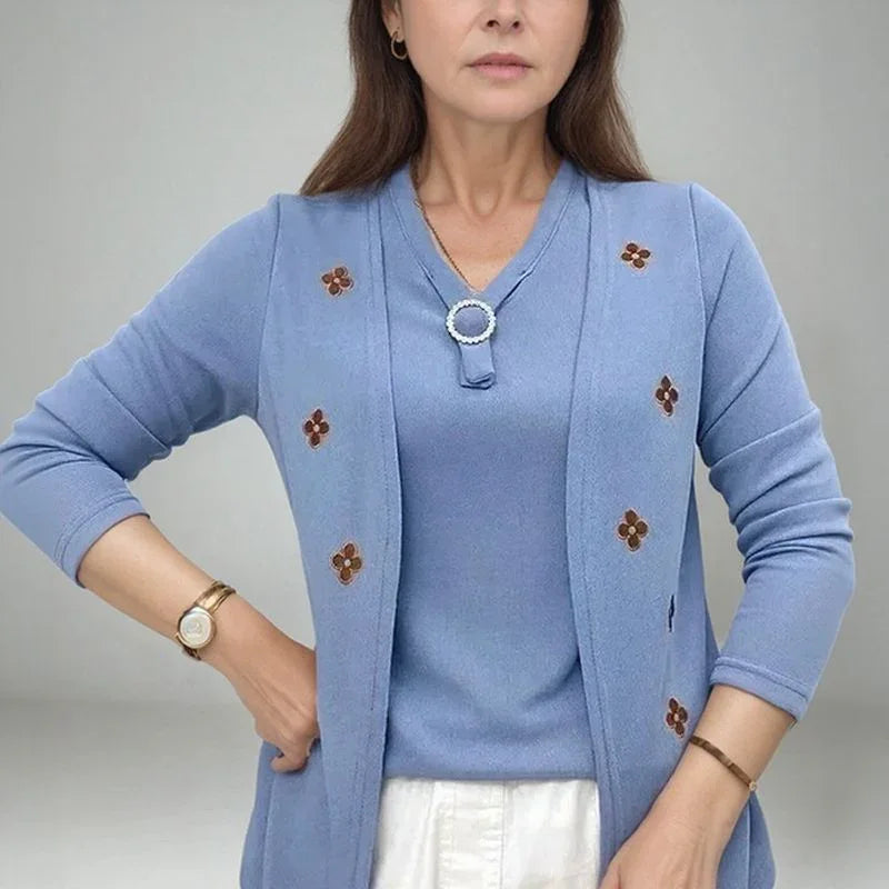 [COMPRE 1 E LEVE 2] Blusinha Cardigan Cécile™ com Efeito Sobreposto e Aplique Floral / Elegância Francesa para Mulheres de Bom Gosto!