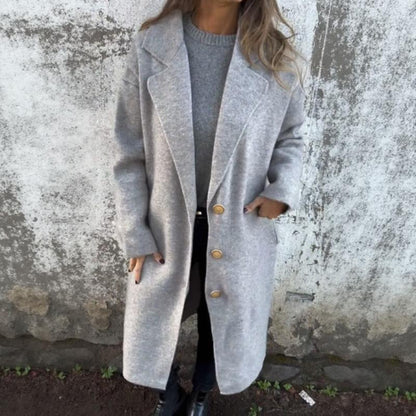 Casaco Dominique™ em Lã Batida com Lapela Estruturada e Botões Clássicos / Elegância Atemporal que Aquece com Estilo e Personalidade!
