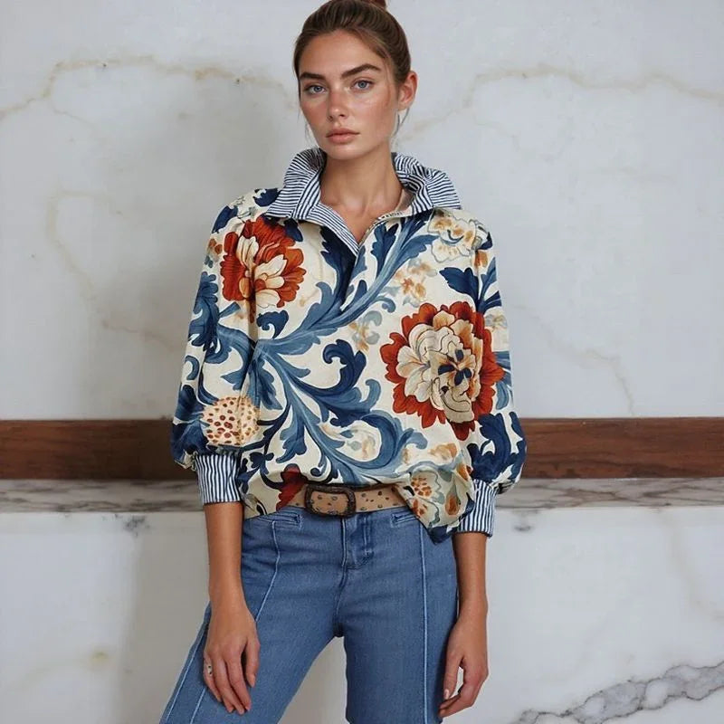 Blusa Toscana™ com Gola Camisaria Listrada e Estampa Barroca Floral / O Encontro do Estilo Casual com o Requinte Artesanal!