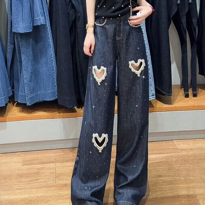 Calça Jeans Feminina Lovely™ com Corações Bordados e Recortes em Pérolas / O Jeans Mais Desejado da Temporada!