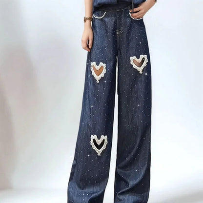 Calça Jeans Feminina Lovely™ com Corações Bordados e Recortes em Pérolas / O Jeans Mais Desejado da Temporada!
