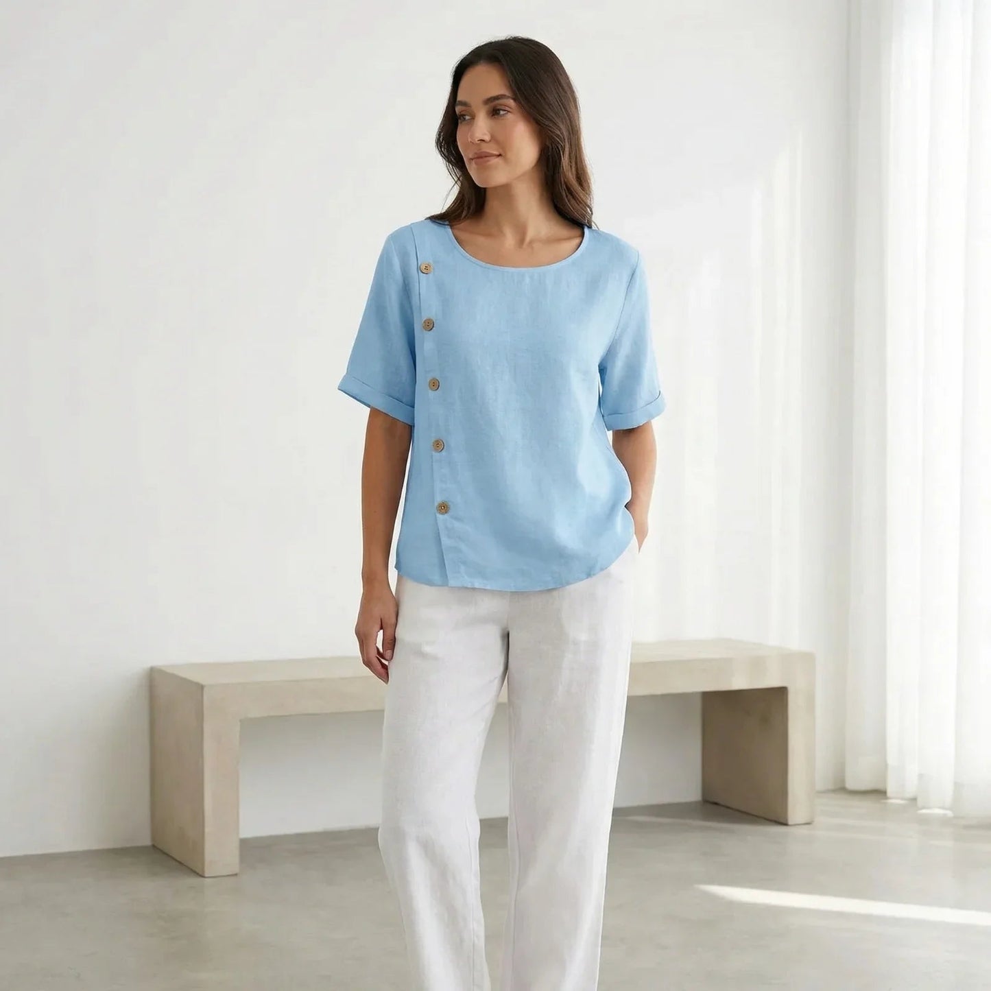 (Liquidação: Compre 1, Leve 2) Blusinhas Liora™ em Viscose Soft / Elegância Minimalista com Detalhes em Botões Chiques!