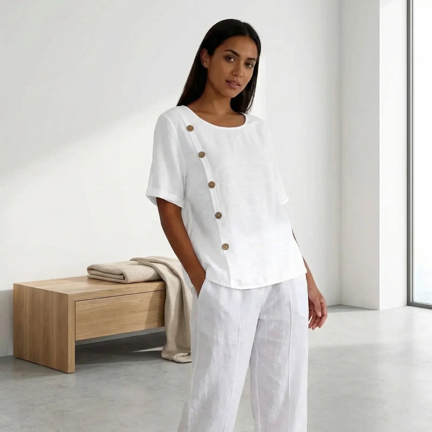 (Liquidação: Compre 1, Leve 2) Blusinhas Liora™ em Viscose Soft / Elegância Minimalista com Detalhes em Botões Chiques!