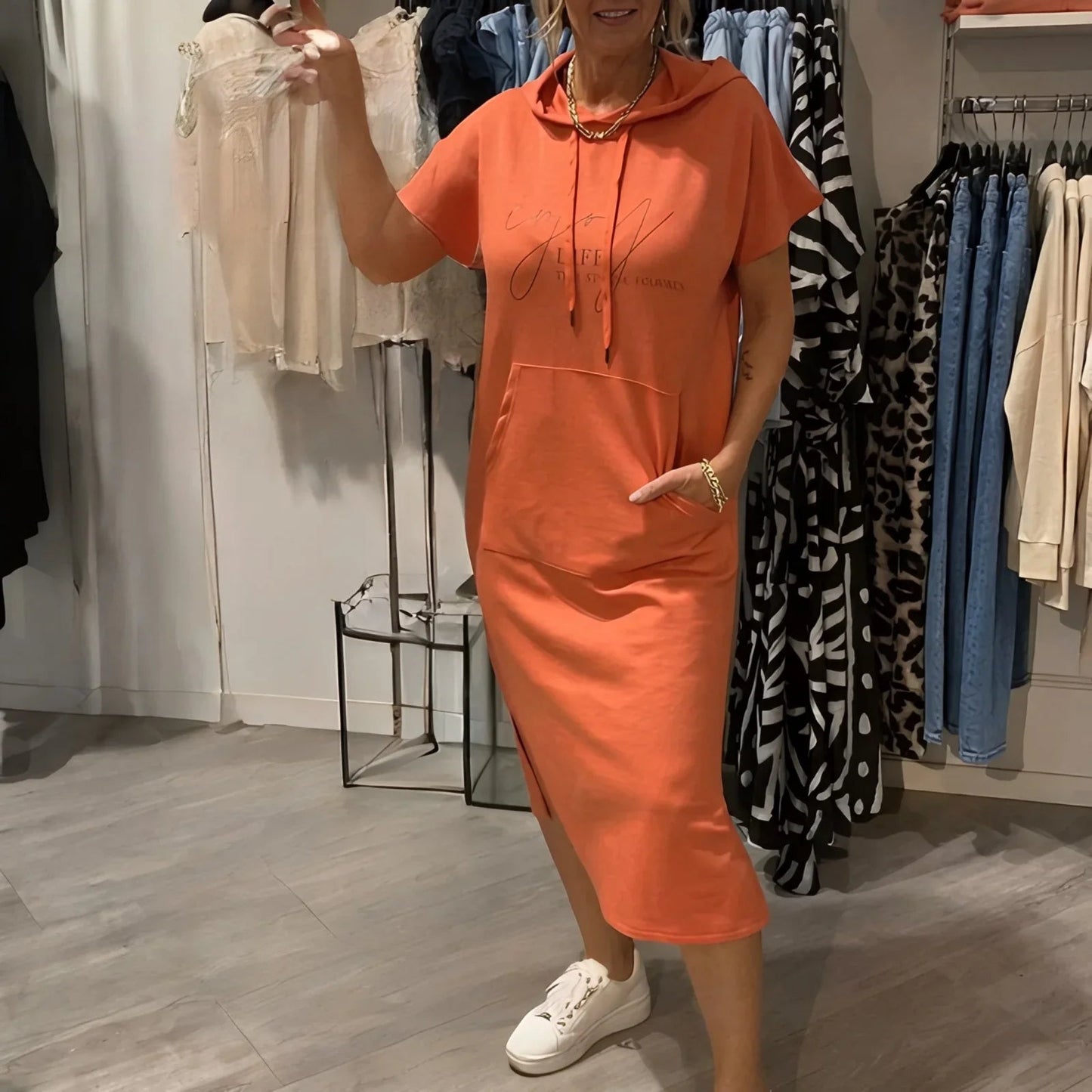 Vestido Nara™ com Capuz e Bolso Frontal Funcional