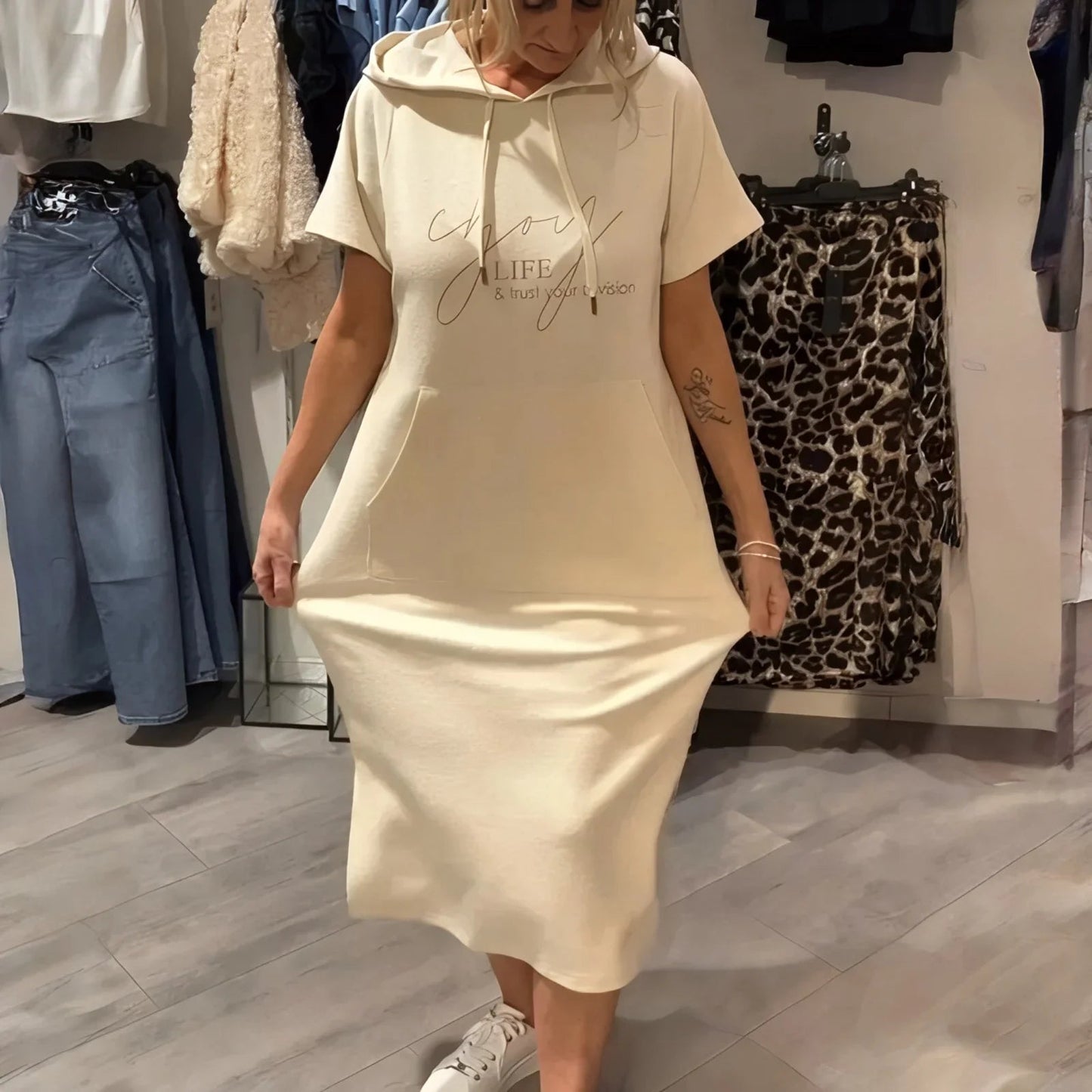 Vestido Nara™ com Capuz e Bolso Frontal Funcional