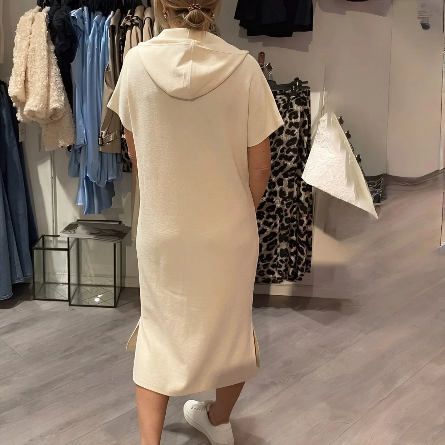 Vestido Nara™ com Capuz e Bolso Frontal Funcional