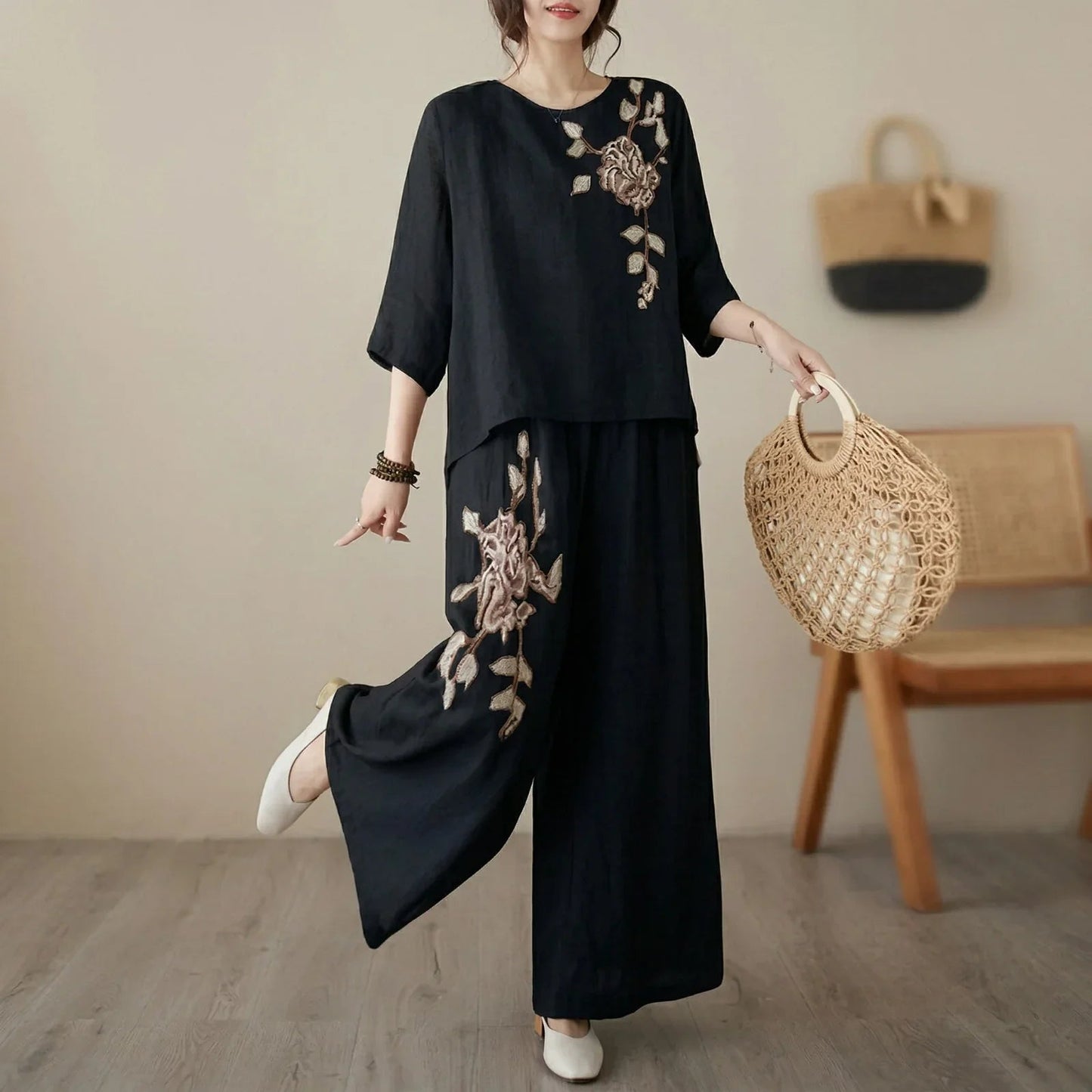 Conjunto Nicole™ em Linho de Algodão com Bordado Floral Delicado e Calça Pantalona